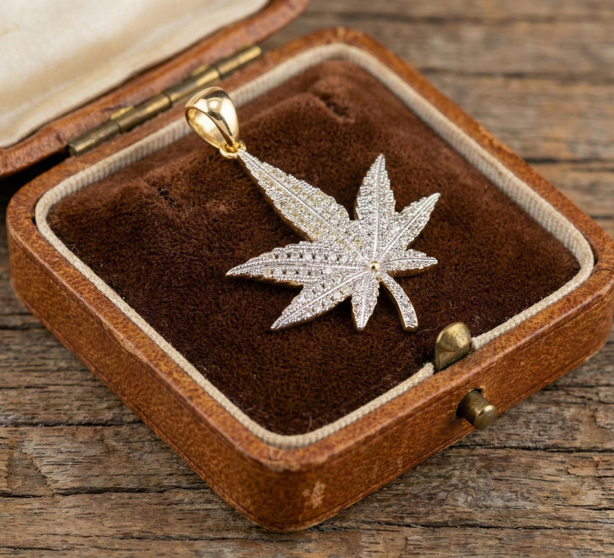 Silver Marijuana Leaf Pendant – Iced Out White Zircon Hip Hop Jewelry, Sparkling Leaf Charm, Bling Statement Pendant, Gift for Men & Women